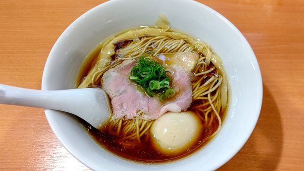 「味玉醤油らぁ麺」@らぁ麺 はやし田 池袋店の写真