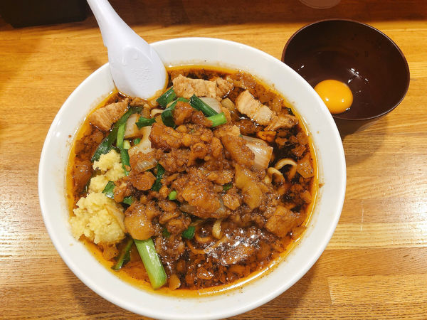 「スタ満ソバ＋生卵（背脂・生姜）」@元祖スタミナ満点らーめんすず鬼 赤坂店の写真