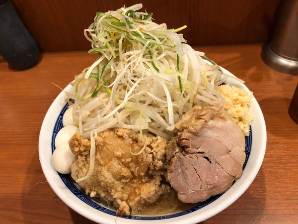 「特製ラーメン大盛1130円+100円」@びんびん豚 坂戸店の写真