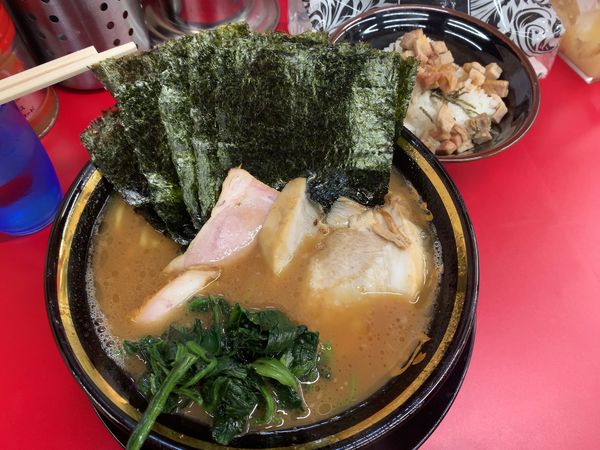 「ラーメン＋半チャーシューまぶし＋のり＋トロチャーシュー×2」@家系ラーメン王道家直伝 との丸家 松飛台店の写真