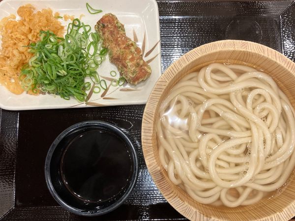 「釜揚げうどん小140円【ｱﾌﾟﾘｸｰﾎﾟﾝ半額】磯部ちくわ70円」@丸亀製麺 千葉ニュータウン中央の写真
