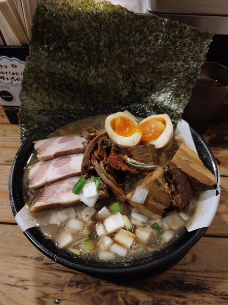 「特製すごい煮干しラーメン・濃いめ」@すごい煮干ラーメン凪 新宿ゴールデン街店 本館の写真