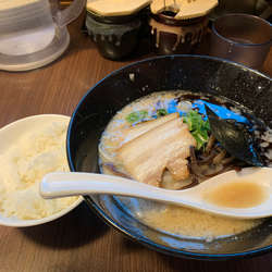 こってりとんこつ870円ごはん無料