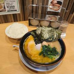 家系ラーメン ライス付き 800円