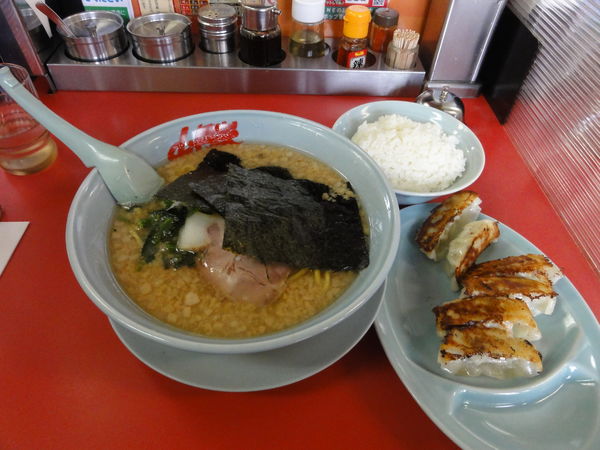 「中盛醤油ラーメン820円硬め背脂多め」@山岡家 越谷レイクタウン店の写真