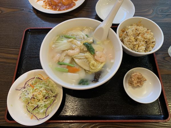 「エビ入りそば＋半炒飯」@泰山亭の写真