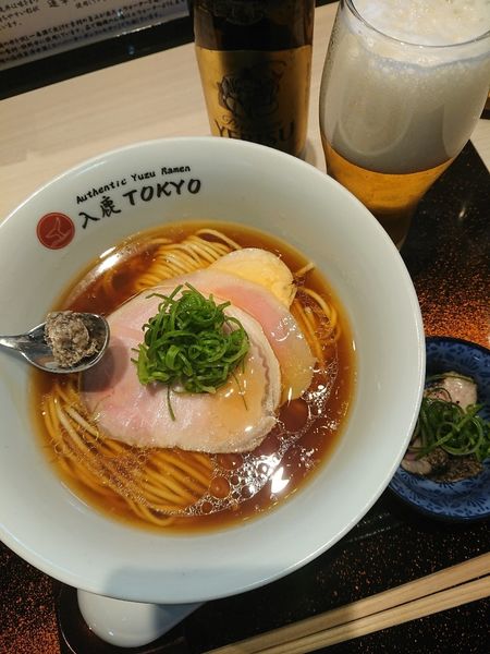 「瓶ビール 600円 ＋ポルチーニ醤油らぁ麺 1100円」@入鹿TOKYOの写真