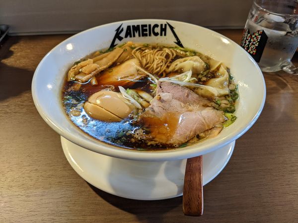 「醤油らーめん＋ワンタン、ニヌキ」@麺割烹 亀壱の写真