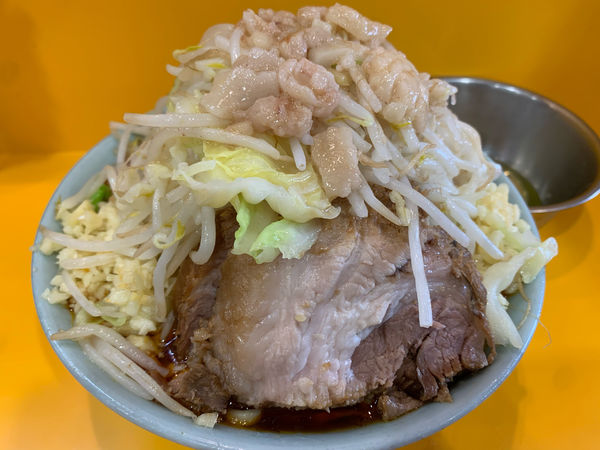 「小カレーんじゃねぇ⤴︎⤴︎ ニンニクマシマシヤサイアブラ　生たま」@ラーメン二郎 八王子野猿街道店2の写真