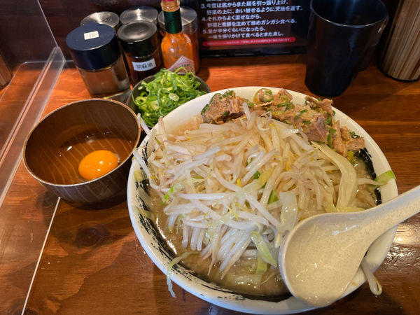 「賄いポン酢 辛味肉,ネギ生卵トッピング」@のスた OSAKAの写真