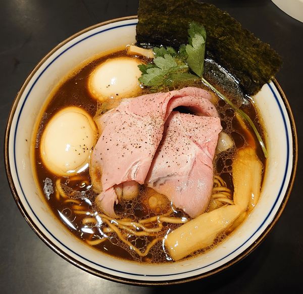 「四つ葉ブラック+味玉(1020円)」@中華そば 四つ葉の写真