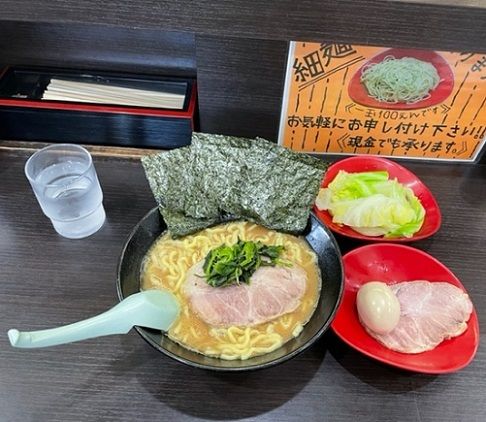 「醤油　中盛り　850円＋キャベツ　100円他。」@らーめん家 せんだい 鶴ヶ峰本店の写真