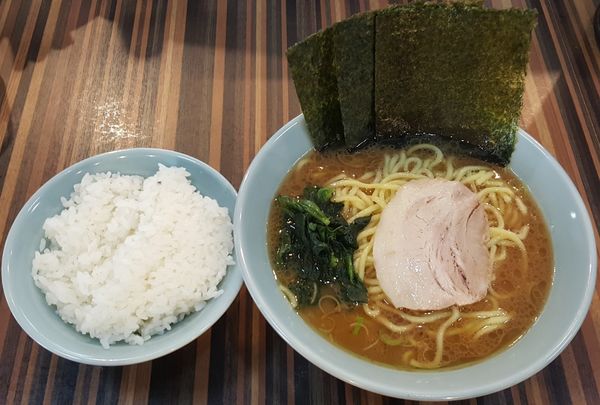 「ラーメン大盛＋ライス」@横浜家系らーめん 武源家 前沢店の写真