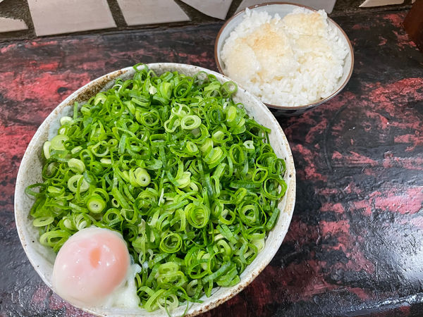 「汁なし坦々麺、大盛、温玉入り、ねぎ大盛り、ごはん」@きさくの写真