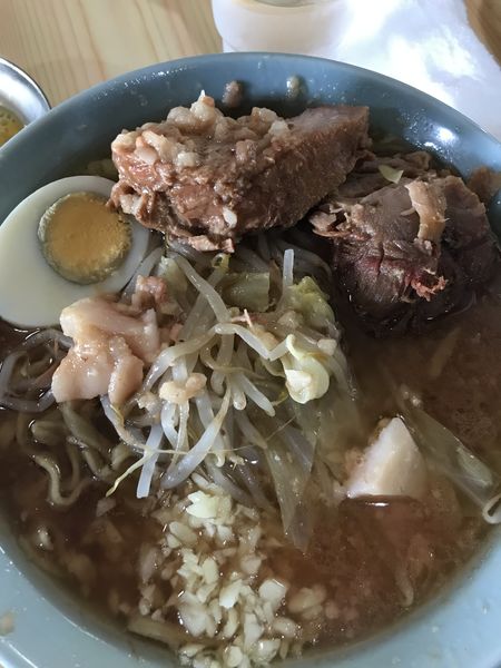 「ラーメン半分　白　生卵」@ラーメン富士丸 明治通り都電梶原店の写真