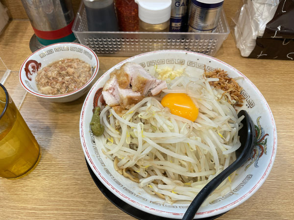 「ミニラーメン汁なし 肉かすあぶらトッピング」@豚山 南船場店の写真