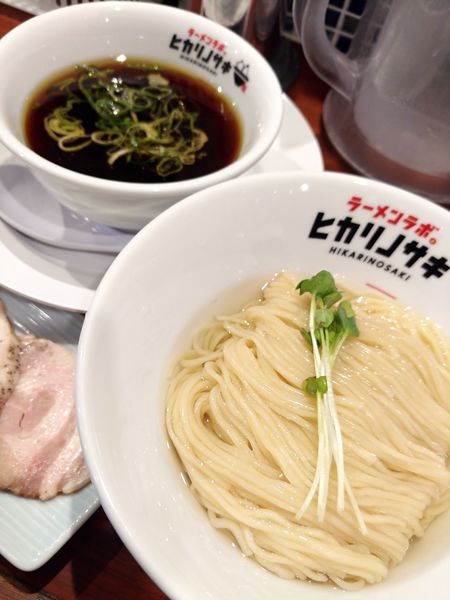 「淡麗鶏醤油昆布水つけ麺」@ラーメンラボ。ヒカリノサキの写真
