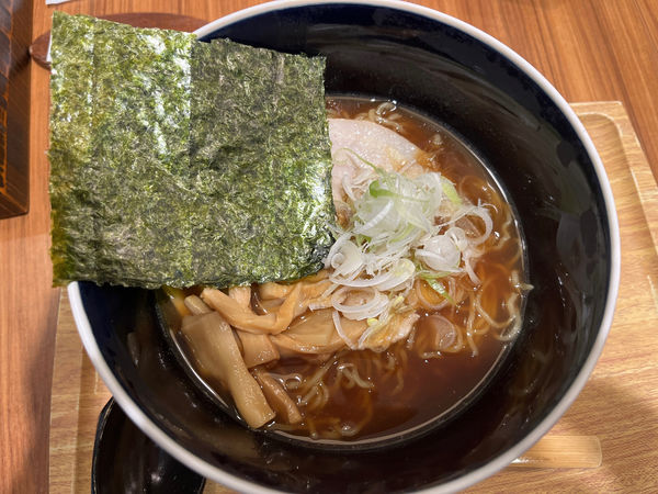 「軍鶏出汁しょうゆラーメン　大盛　麺硬め」@菜す乃の写真