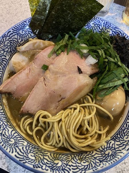 「特製濃厚煮干ラーメン1100+シークレット和え」@破壊的イノベーションの写真