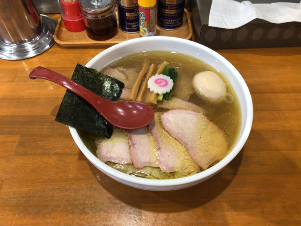 「塩焼豚ワンタン麺 味玉入り」@とら食堂 松戸分店の写真