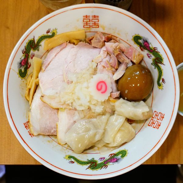 「油そば＋味玉＋ワンタン＋アサヒスーパードライ（小瓶）」@MENクライの写真