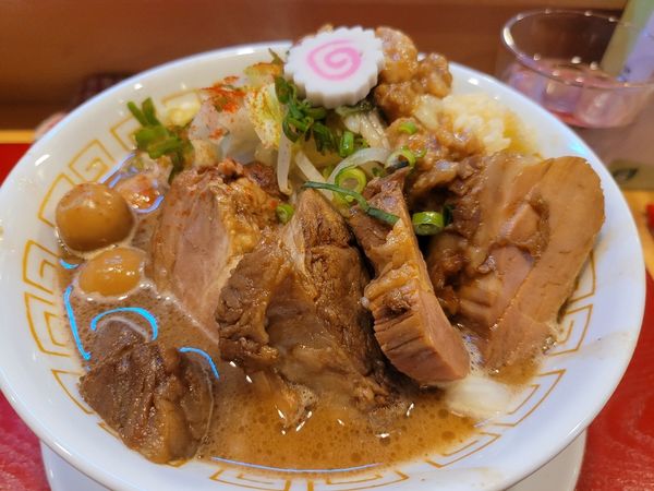 「インスパイア系らーめん 並 チャーシュー増 ウズラ味玉 アブラ」@鴨だしらーめん 鴨福の写真