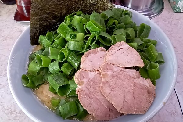 「青ネギラーメン中(950円)固め多目」@横浜寺田家ラーメン 白井店の写真