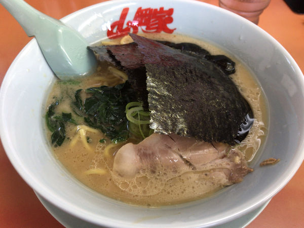 「醤油ラーメン 690円」@ラーメン山岡家 鷲宮店の写真