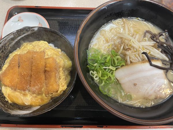 「金平セット（とんこつらーめん＋カツ丼）細麺」@九州ラーメン金平の写真