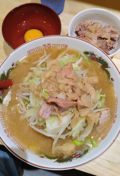 「ラーメン小+ほぐし肉､生卵」@クローバー 久喜西口店の写真