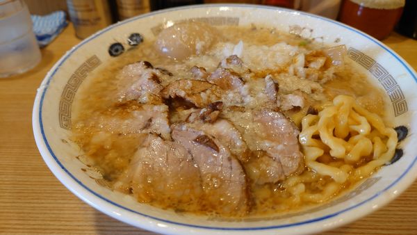 「背脂煮干しらーめん　普通　麺カタメ脂中　肉増し　味玉」@麺処 そら亭の写真