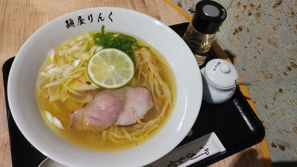 「(柑橘の香りをプラス) 輝く塩らーめん」@麺屋りんくの写真