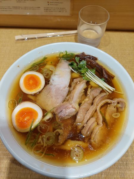 「親鶏中華そば大　極太麺＋味玉＋チャーシュー鶏もも」@手打 親鶏中華そば 綾川の写真