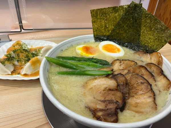 「やまがた地鶏ラーメン　チャーシュー増し」@龍上海 新横浜ラーメン博物館店の写真