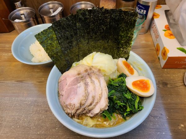 「渡来武ラーメン+キャベツ+ライス」@横浜らーめん 渡来武の写真