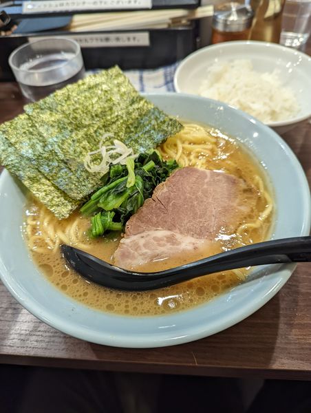 「ラーメン 麺増し+小ライス」@横浜家系らーめん侍 渋谷本店の写真