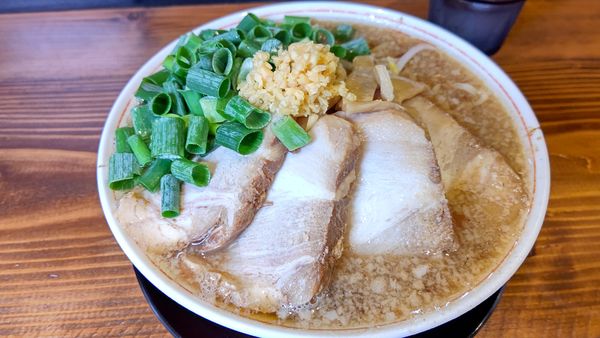 「にんにく背脂チャーシュウ麺+青ネギ」@スタミナススムの写真