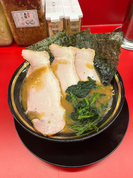 「並チャーシュー2枚、硬め濃いめ」@王道家直伝 との丸家 八潮店の写真