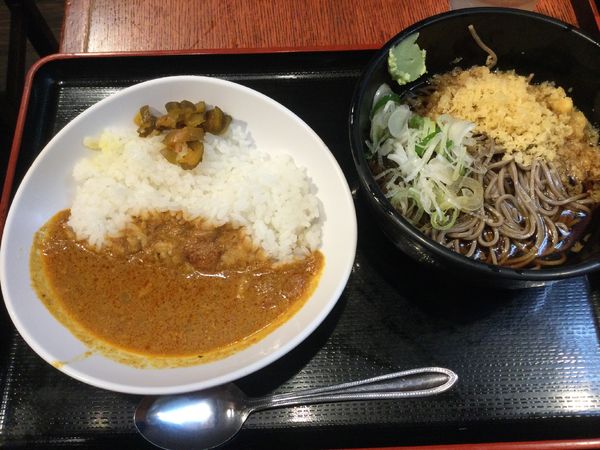 「半よもだカレー半たぬきそば・冷セット（￥540）」@よもだそば 日本橋店の写真