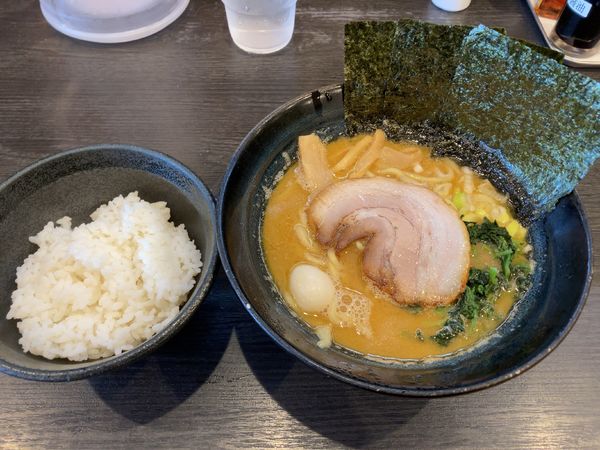 「豚骨醤油ラーメン　ライス」@松壱家 平塚店の写真