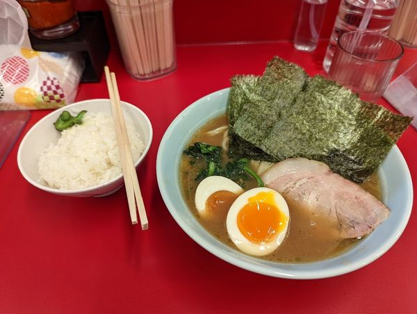 「ラーメン味玉・ライス」@横浜家系ラーメン おうじ家の写真