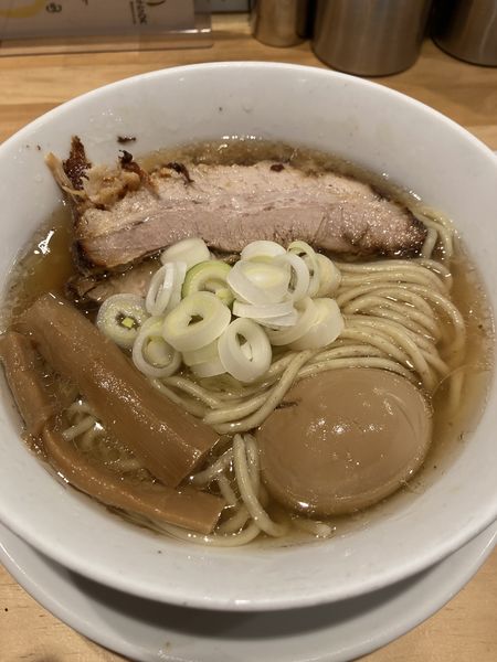 「らーめんmacro +煮卵（974円）」@人類みな麺類の写真