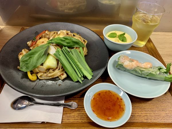 「パッキーマオ＋デザート＋生春巻き」@Noodle House Laundryの写真