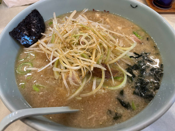 「中盛りネギラーメン　麺硬め」@ラーメンショップ七福 草加店の写真