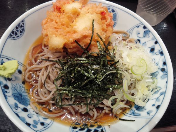 「紅生姜イカ天そば（冷）　６００円」@越後そば 千住ミルディス店の写真