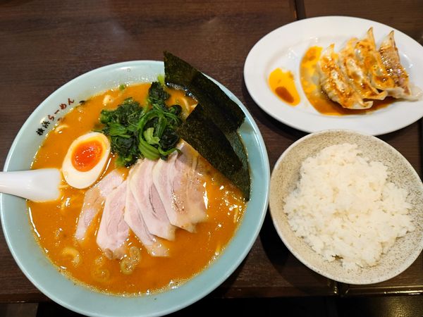 「赤味噌チャーシューメン中盛　ご飯　餃子」@横浜らーめん 六壱家の写真