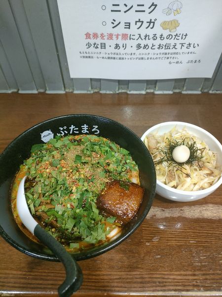 「辛味噌らーめん　パクチー　ネギチャーシュー丼」@らーめんぶたまろの写真