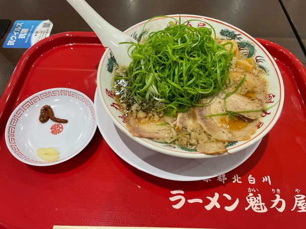 「特製醤油九条ねぎラーメン935円」@ラーメン魁力屋 イオンモール水戸内原店の写真