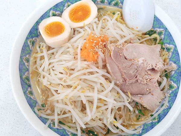 「塩らーめん（大盛）＋半熟煮玉子」@めん丸 曳舟店の写真