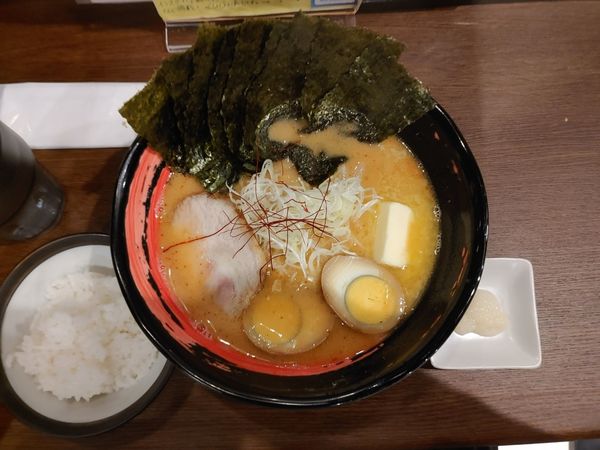 「辛味噌ガリバタらーめん　のり　玉子」@麺Dining 糸の写真